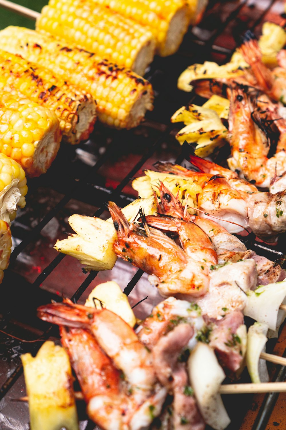 Pollo a la parrilla en parrilla negra