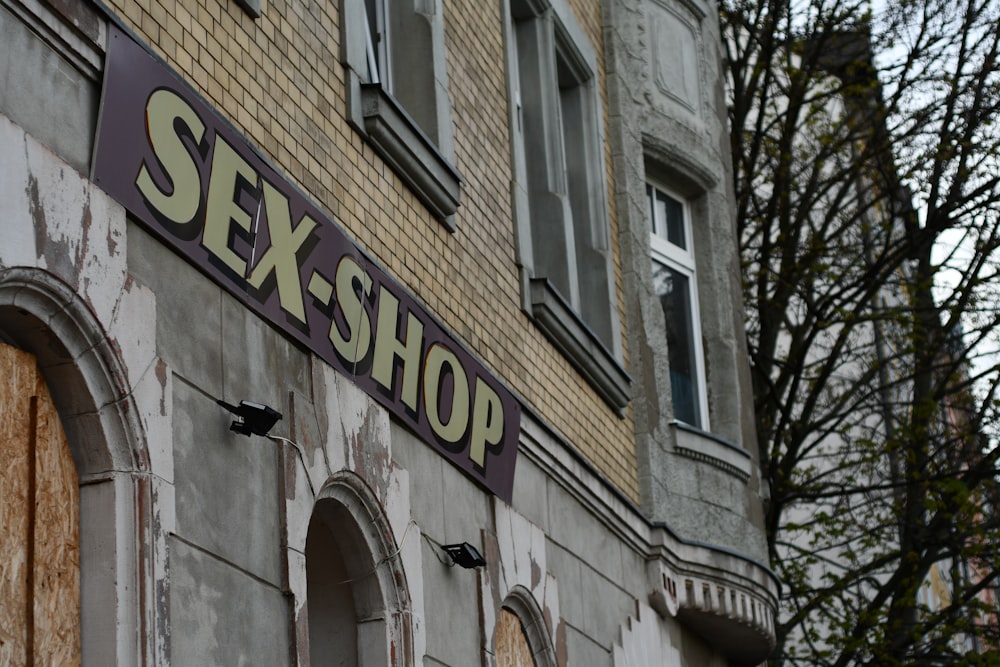Ein Schild mit der Aufschrift Sexshop an der Seite eines Gebäudes