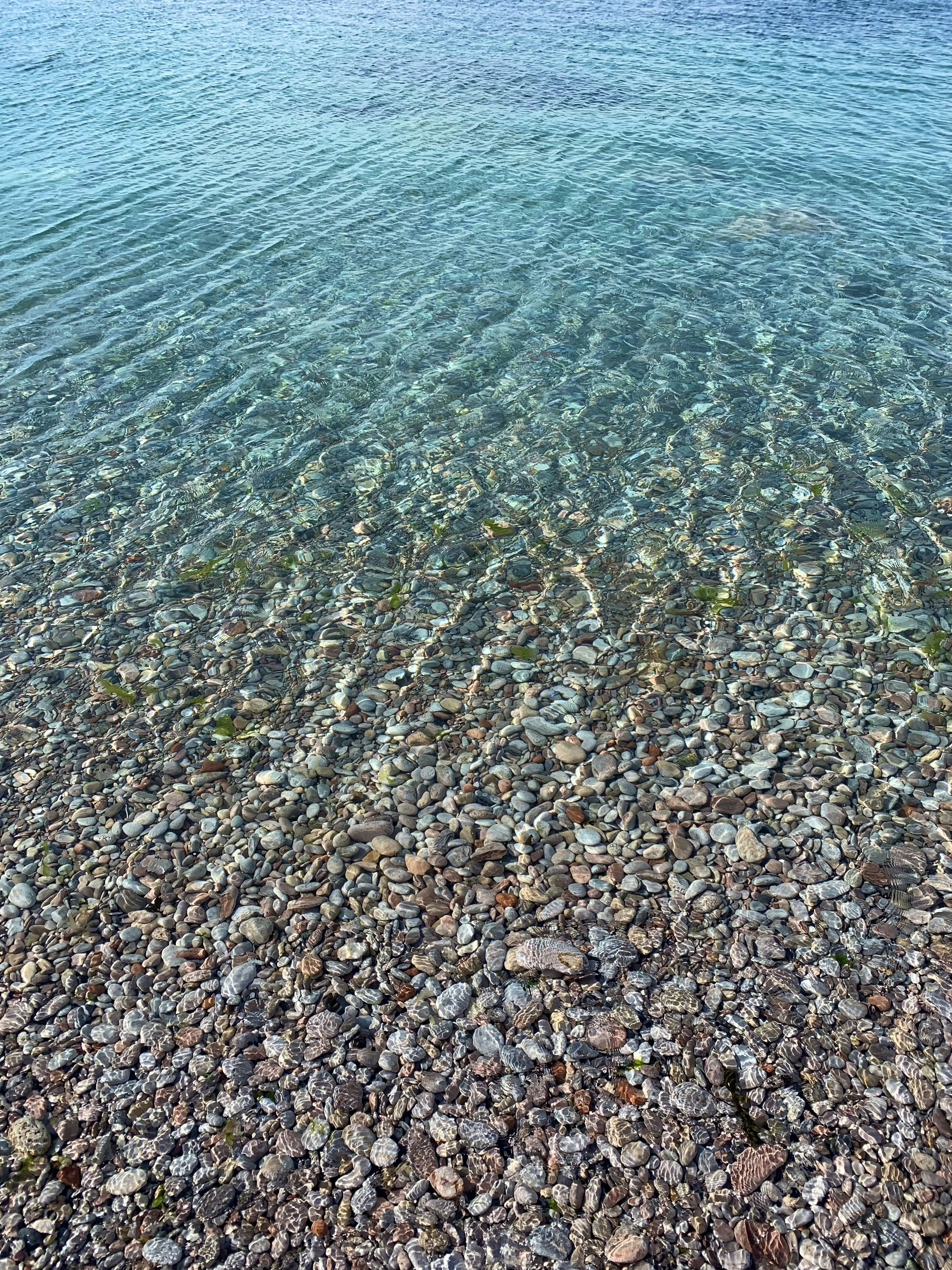 un cuerpo de agua que tiene rocas en él