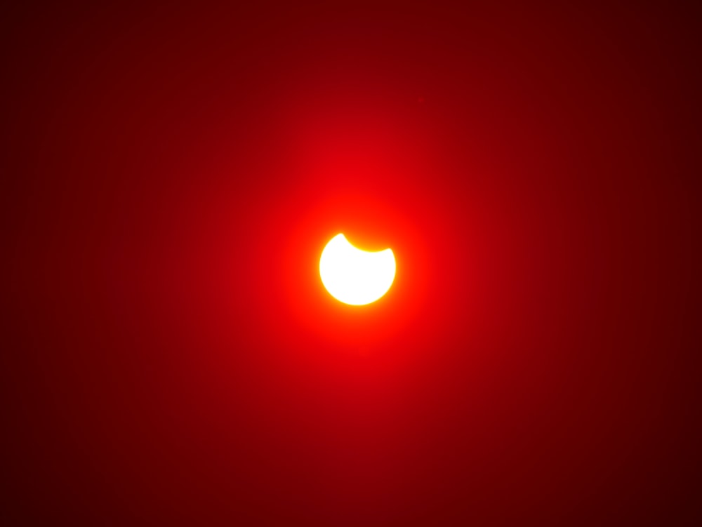 una luce rossa con il sole al centro