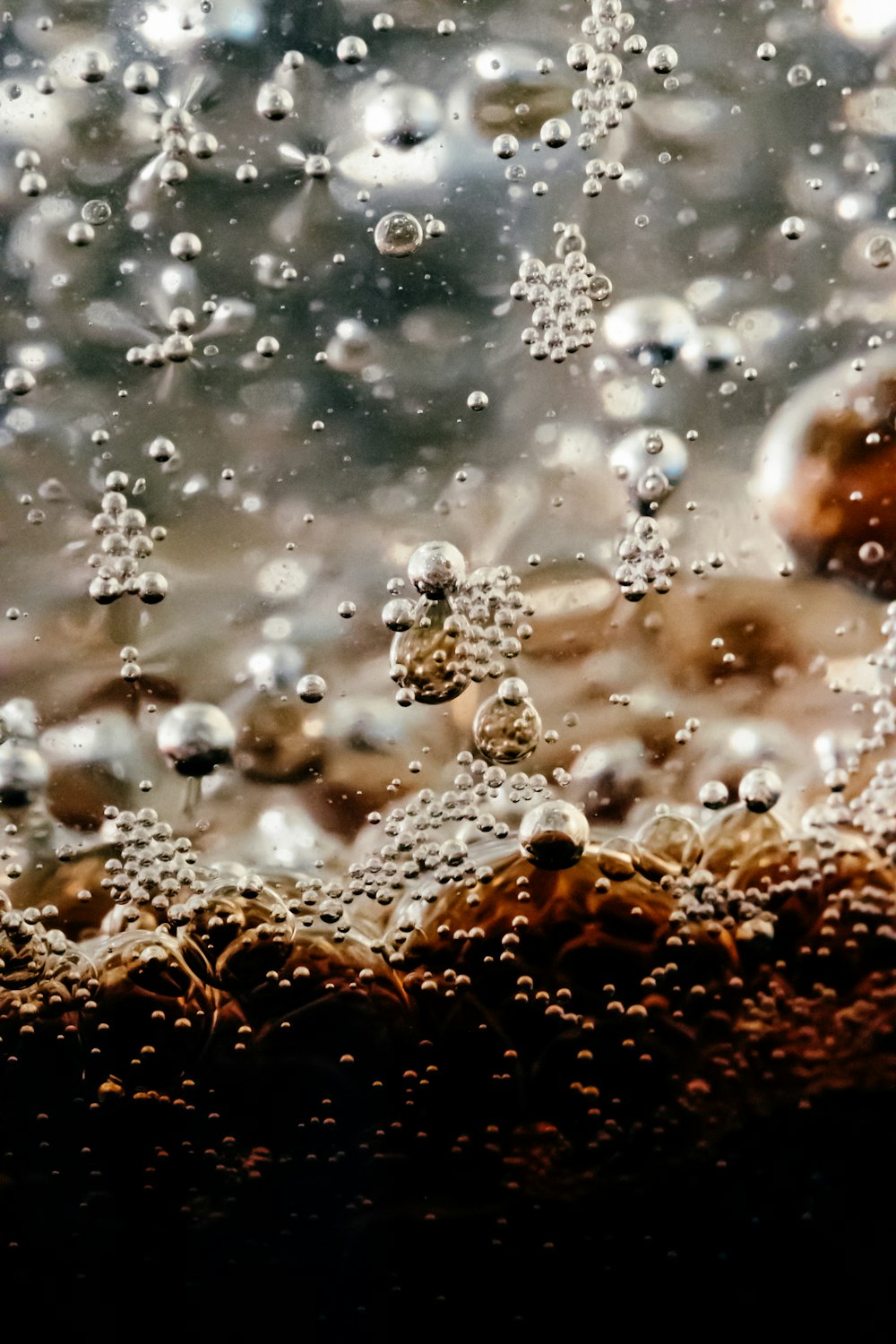 eine Nahaufnahme von Wasserblasen auf einer Oberfläche