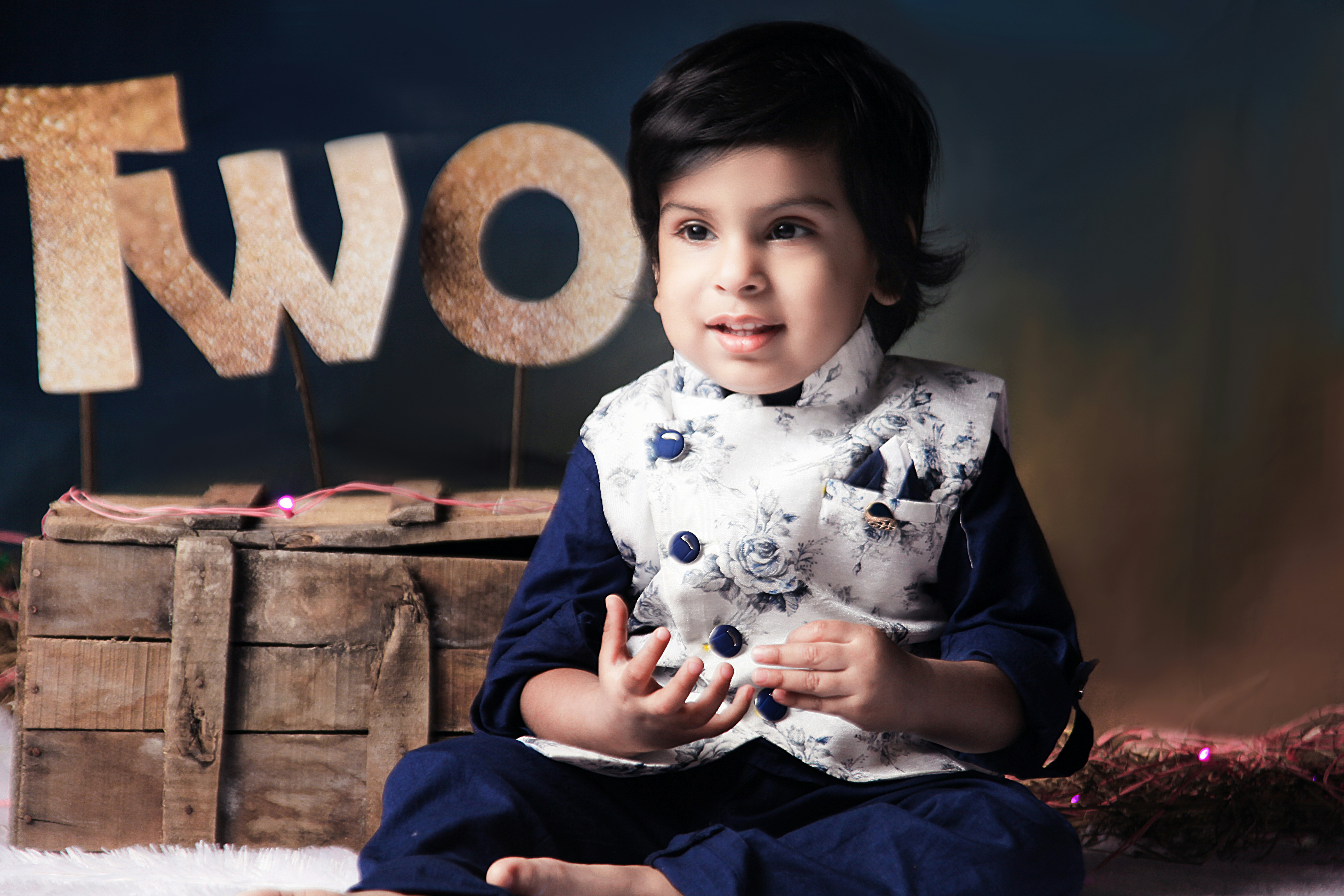 Muchacha en camisa de panda blanca y negra sentada en tela azul