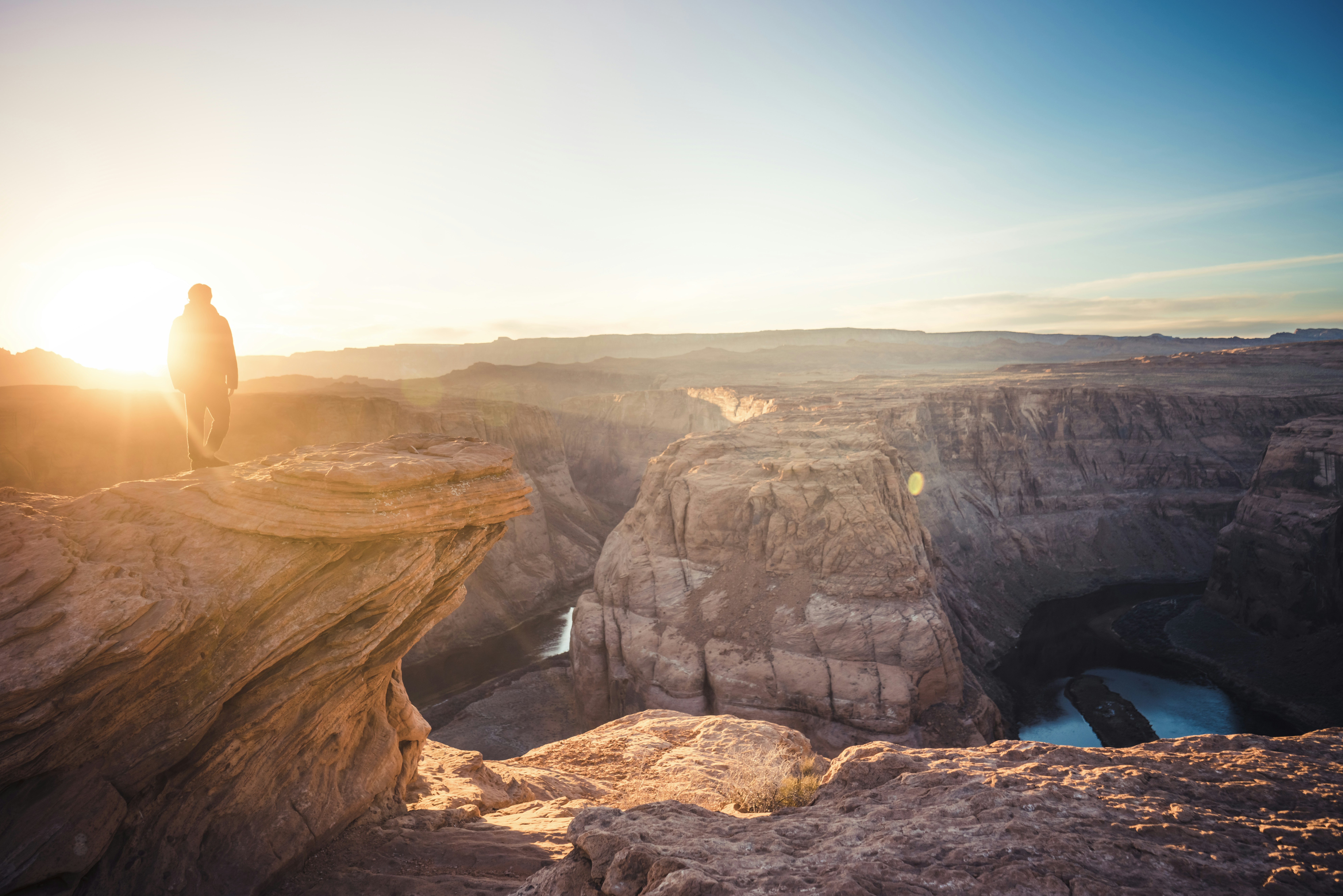 Eine Person, die auf einer großen Klippe steht
