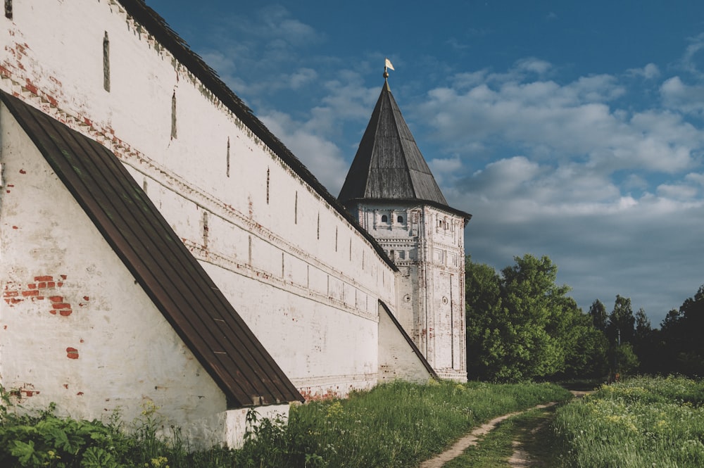 ein altes Gebäude mit einem Kirchturm darauf