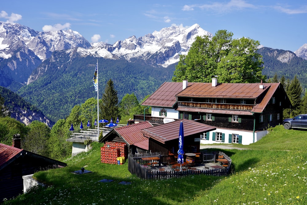 Ein Haus auf einem Hügel mit Bergen im Hintergrund