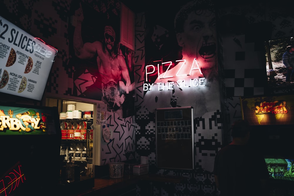 una pizzeria con insegne al neon e un muro a scacchi