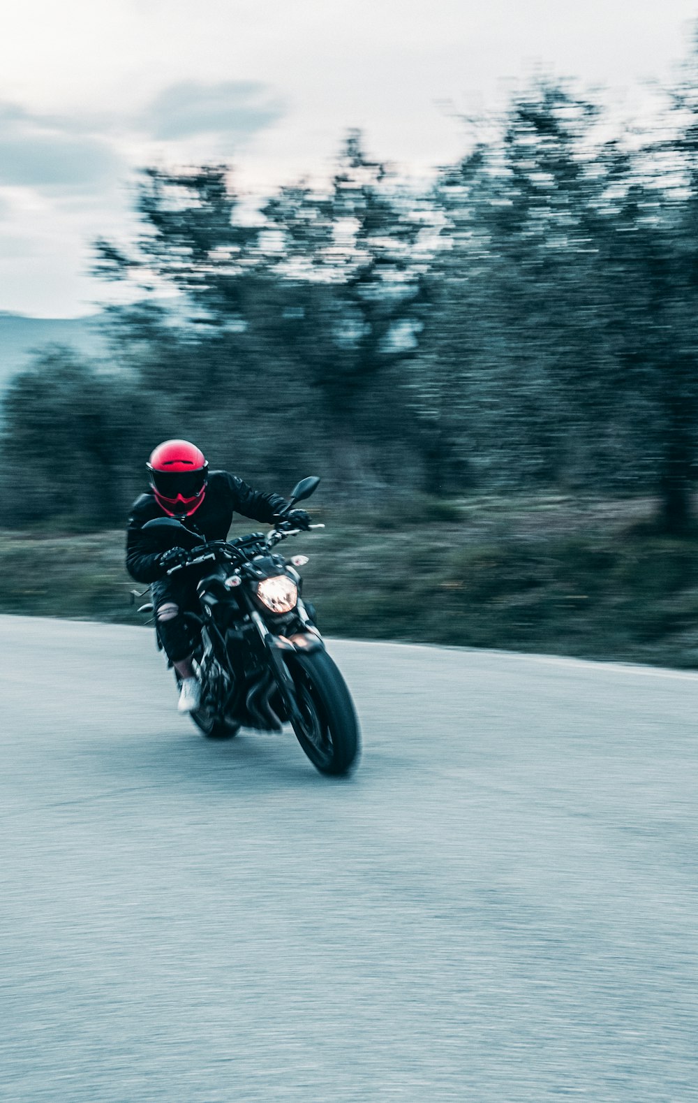 バイクの後ろに乗る男