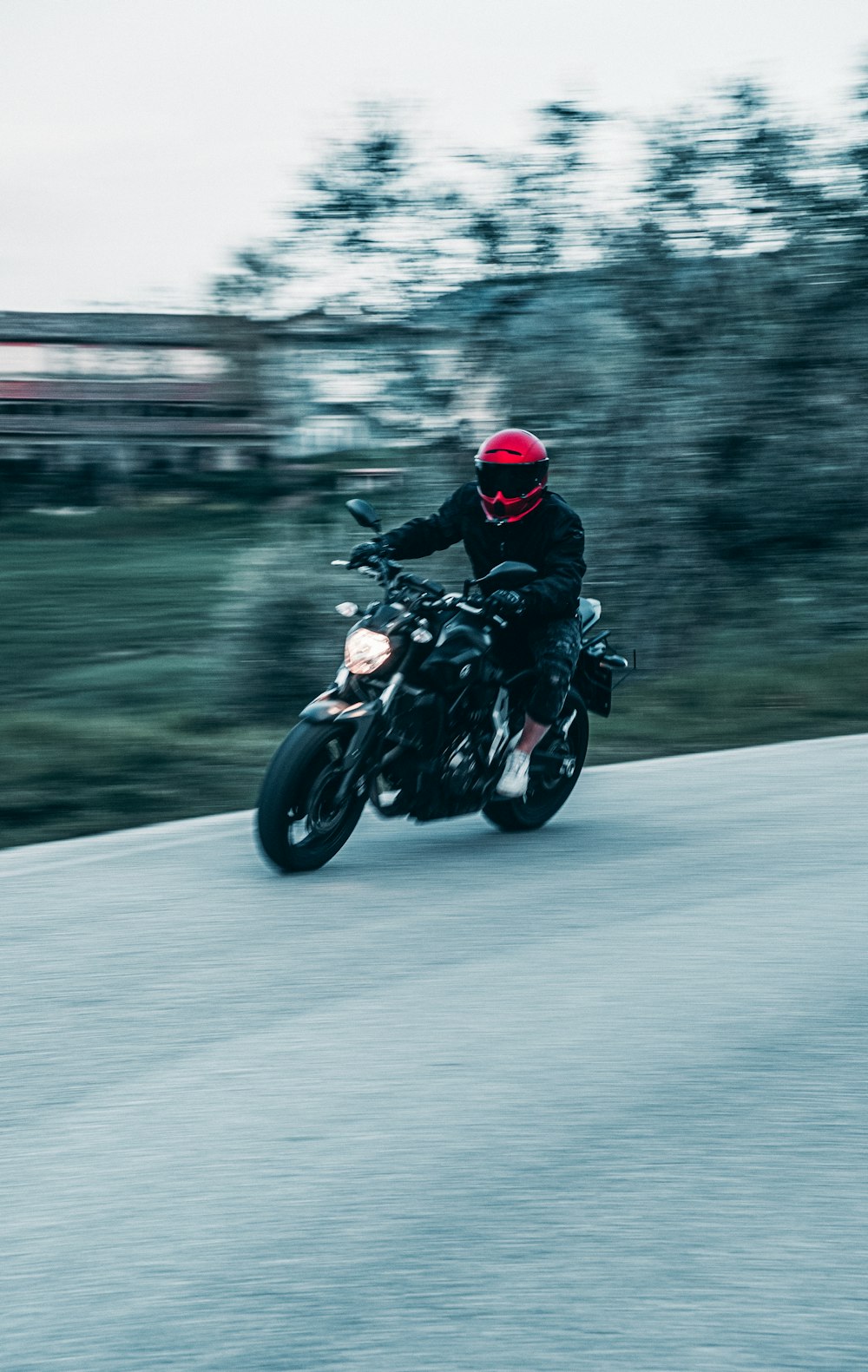 Ein Mann auf dem Rücken eines Motorrads