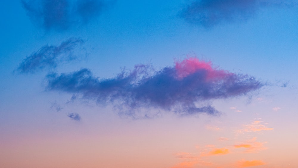 Un aereo che vola nel cielo al tramonto