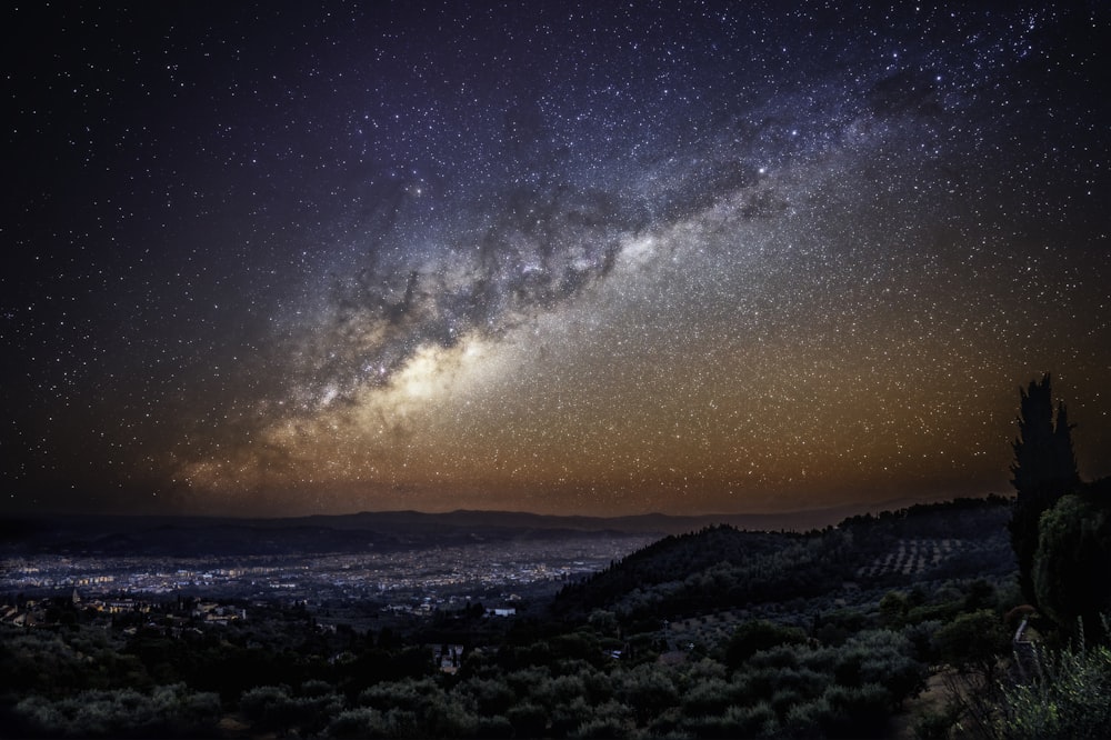 uma vista noturna do leitoso sobre uma cidade