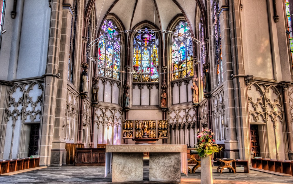 Interior de la catedral en blanco y marrón