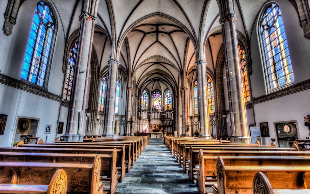 sedie in legno marrone all'interno della cattedrale