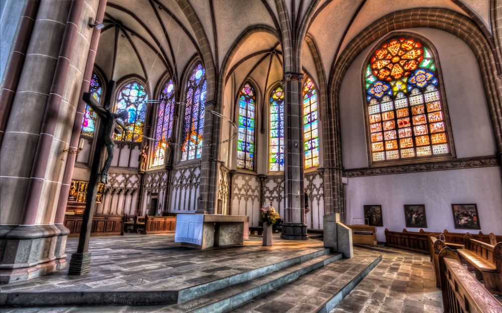 Interno della cattedrale marrone e bianco