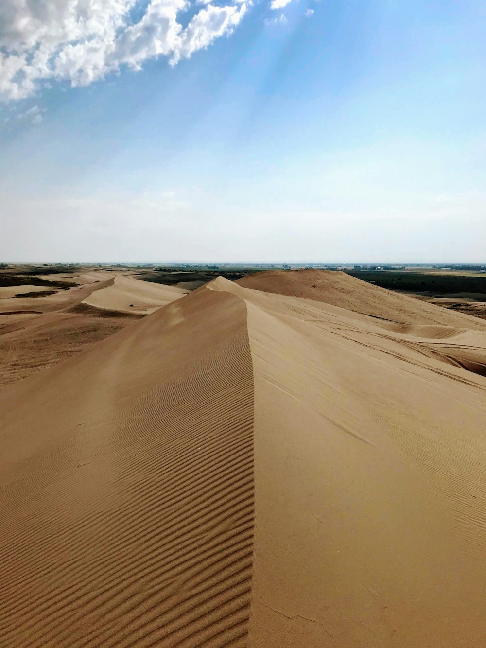 sable brun sous le ciel bleu pendant la journée