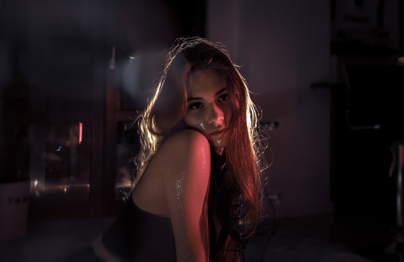 Mujer sensual en habitación oscura