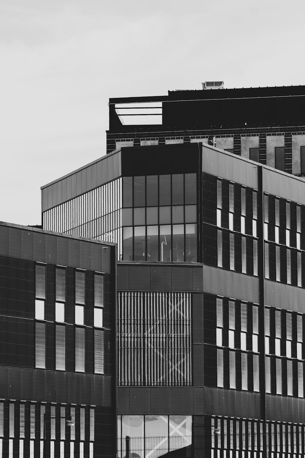 a black and white photo of a building