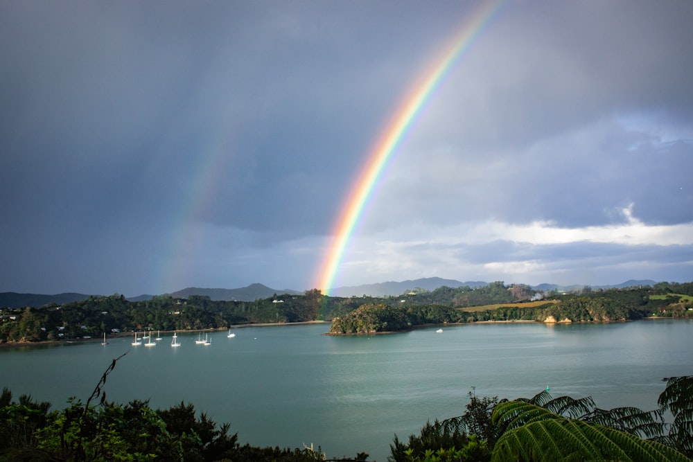 un arco iris sobre una gran masa de agua