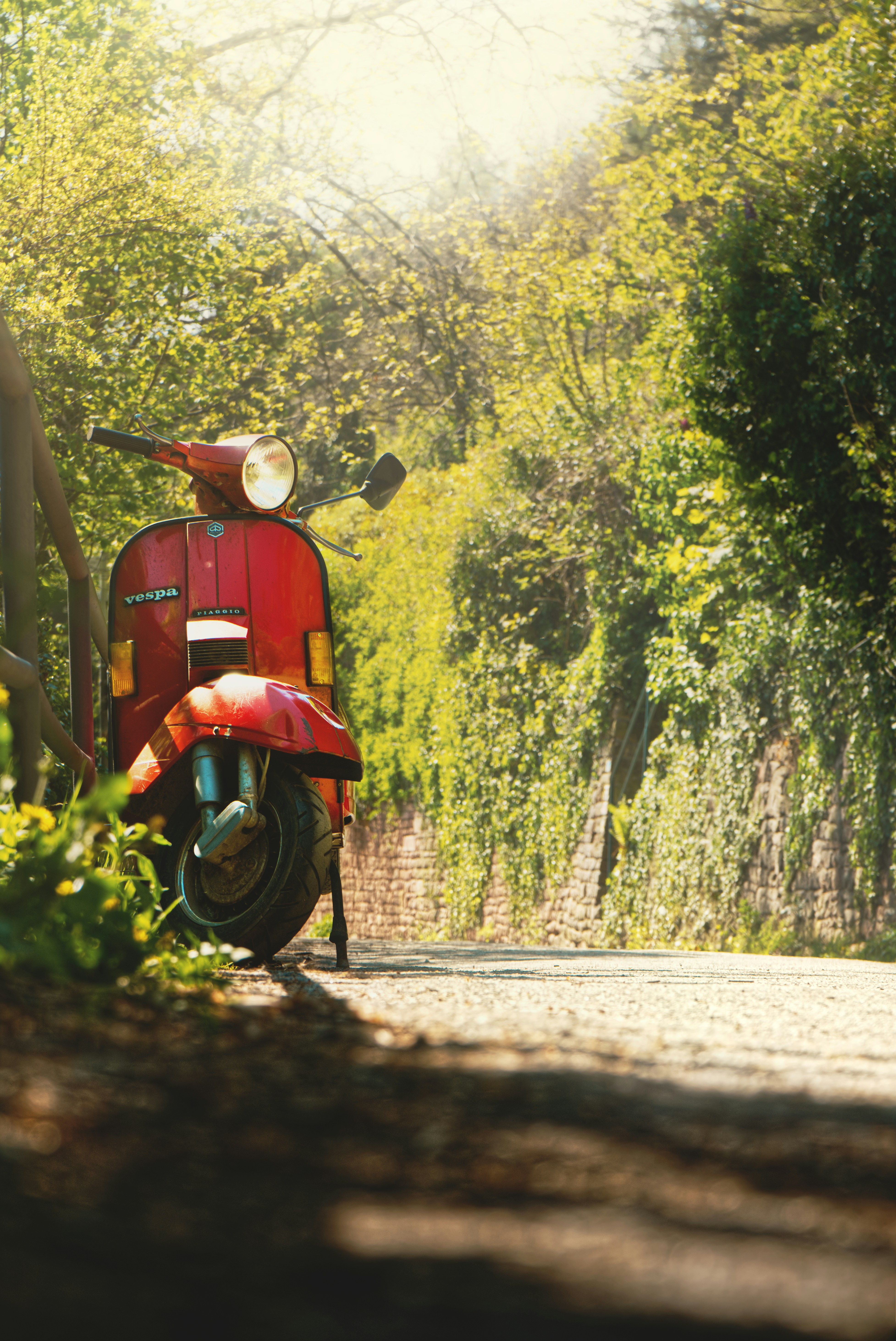 rot-schwarzes Motorrad tagsüber unterwegs