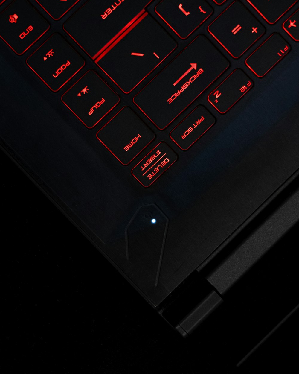 黒のラップトップコンピュータの電源がオンになり、キーボードが表示される