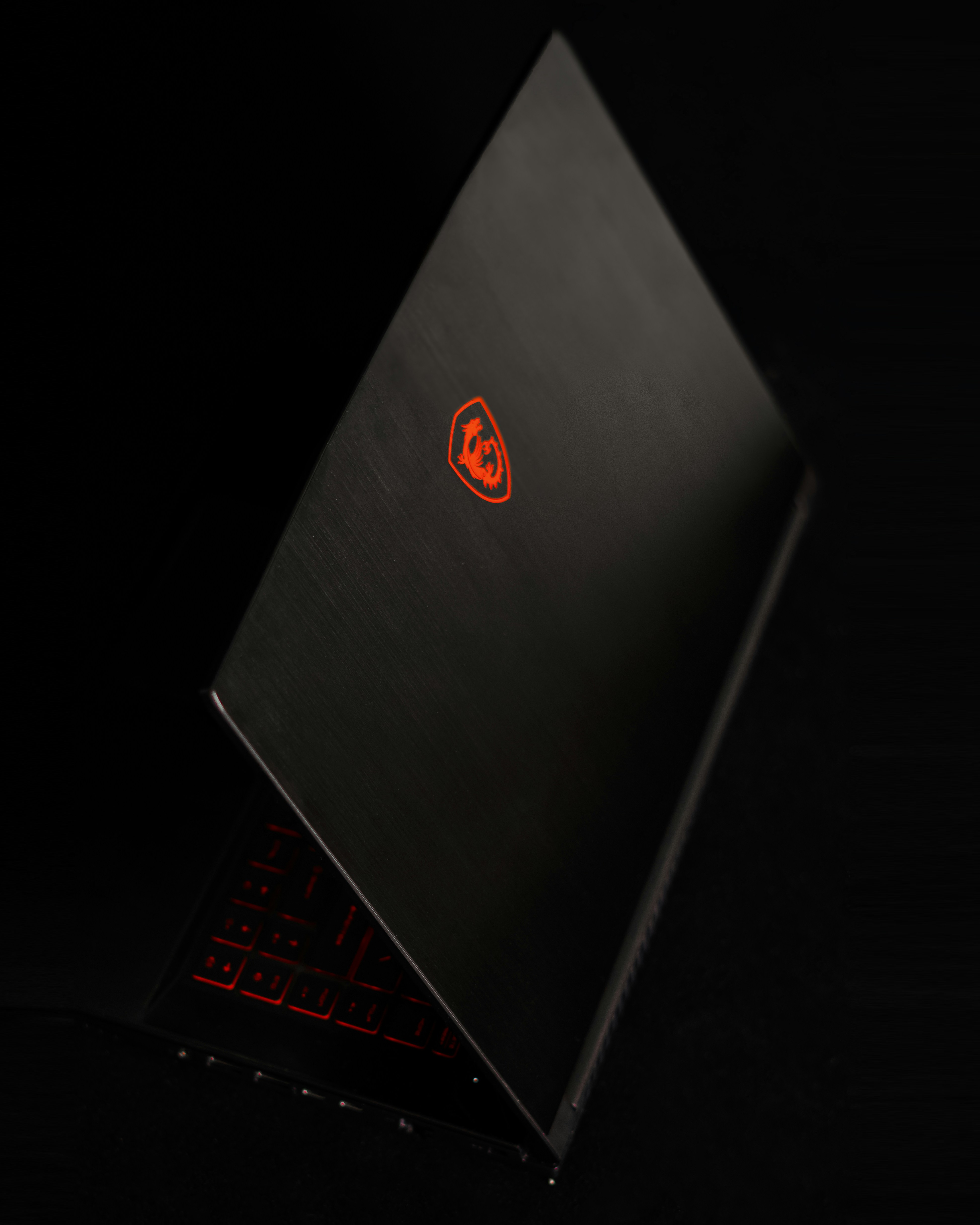 لابتوب MSI كاتانا أسود بإضاءة حمراء