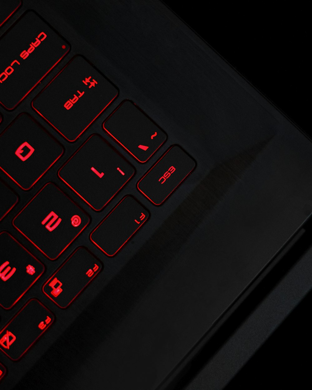 Computadora portátil negra encendida que muestra el teclado