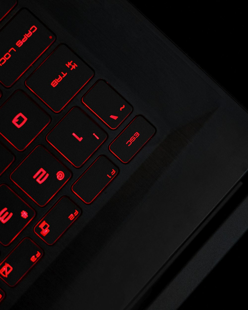 computador portátil preto ligado mostrando o teclado