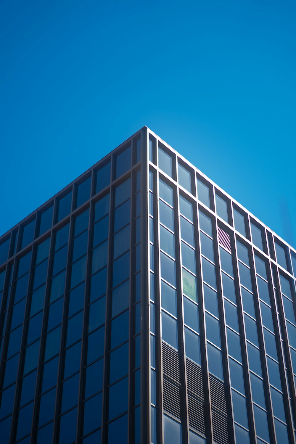 Edificio de hormigón gris bajo un cielo azul durante el día