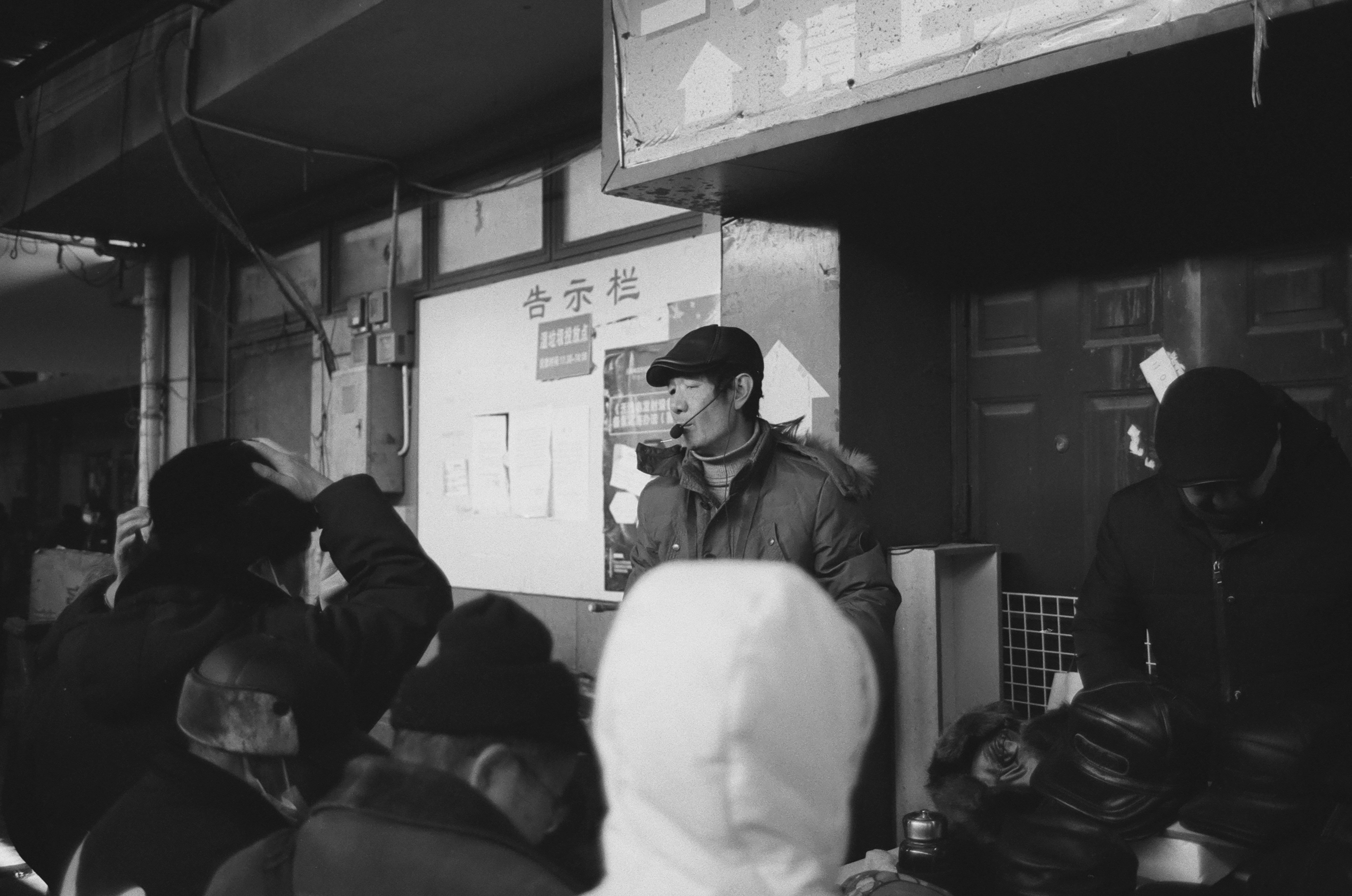 founder pitching to a small group of investors - early stage investor