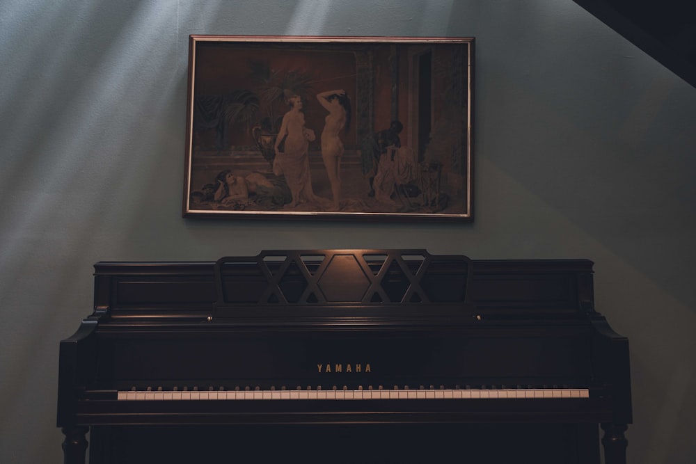 un piano en una habitación con una pintura en la pared