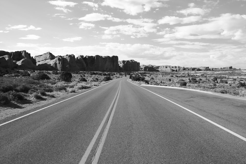 uma foto em preto e branco de uma estrada vazia