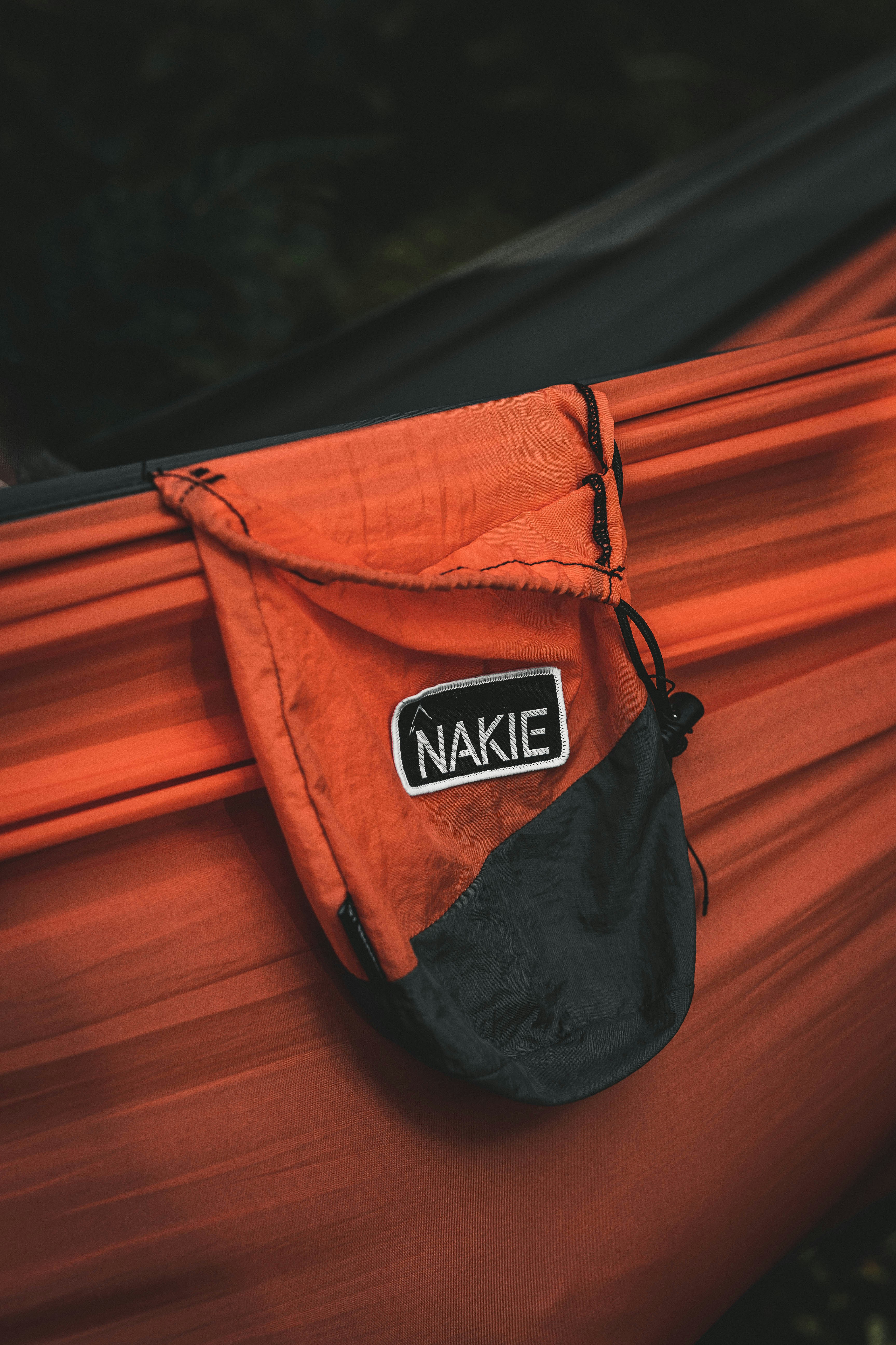 Un primer plano de un saco de dormir en una hamaca