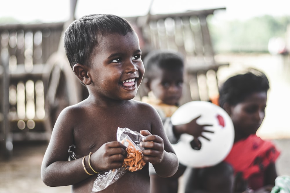 Un grupo de niños pequeños parados uno al lado del otro