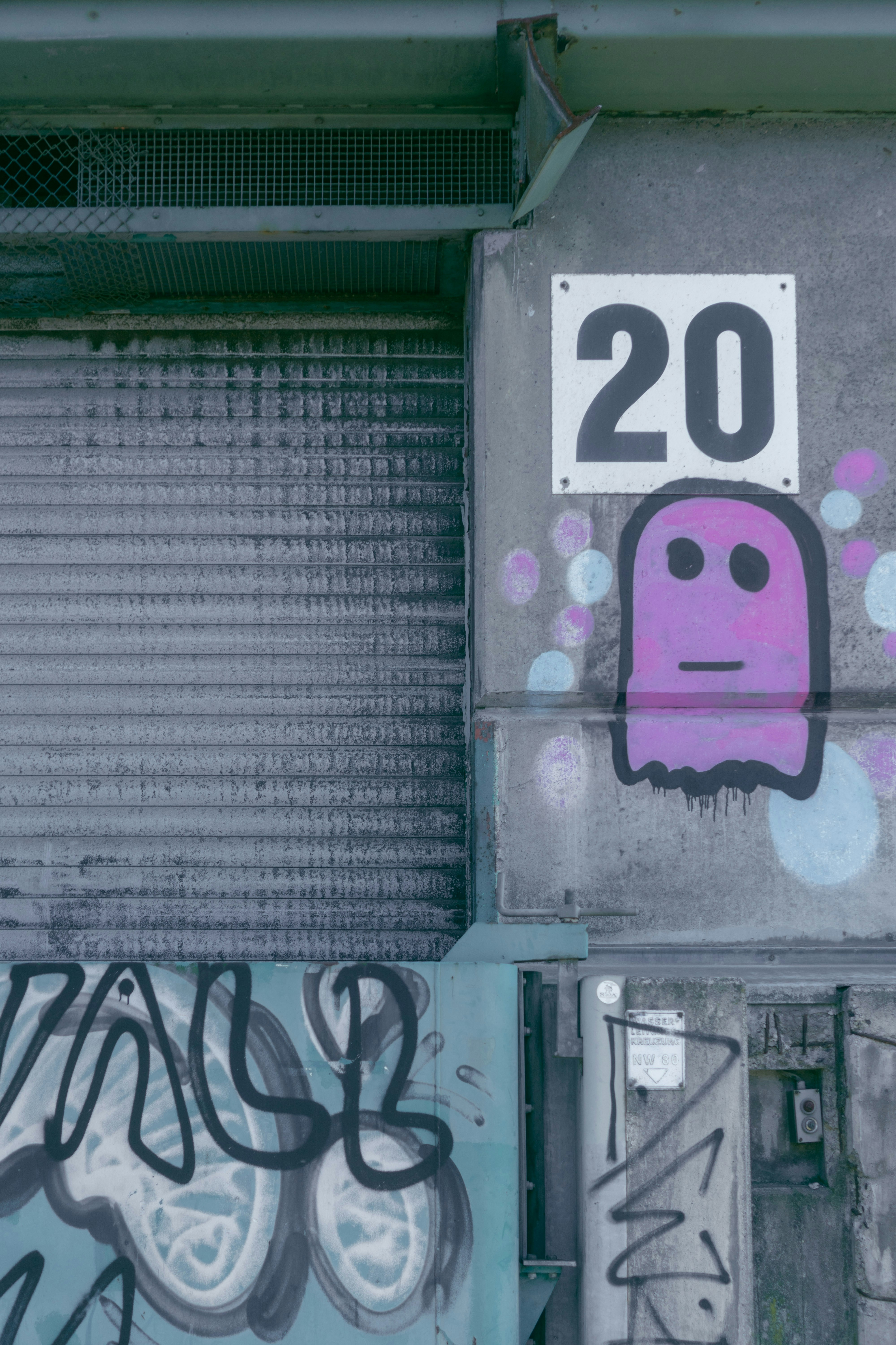 Una pared cubierta de graffiti con un número 20 en ella