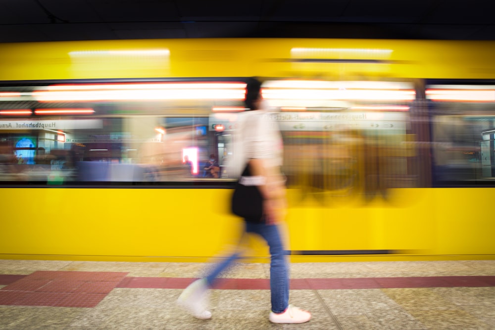 uma foto desfocada de uma pessoa andando na frente de um trem