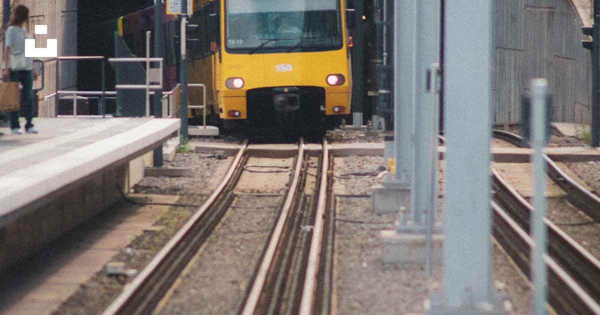 Un bus jaune garé devant un grand immeuble photo - Photo La personne Un bus jaune garé devant un grand immeuble photo - Photo La personne