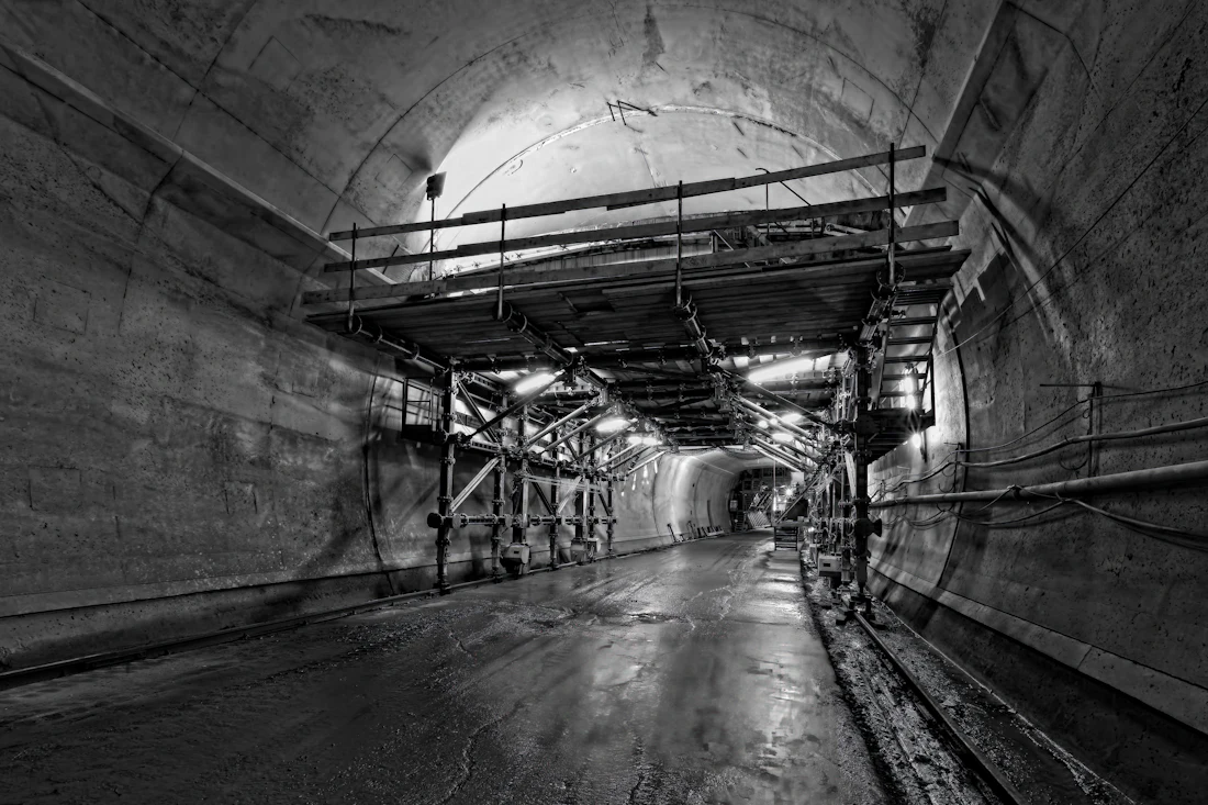 Un tunnel en construction, avec son portique de coffrage.