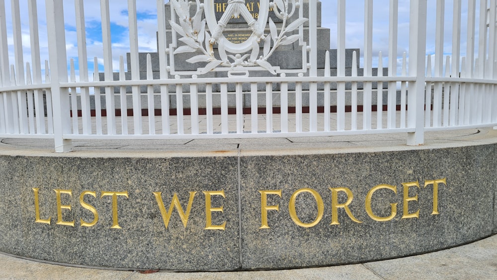 un monument avec les mots repos que nous oublions écrits dessus