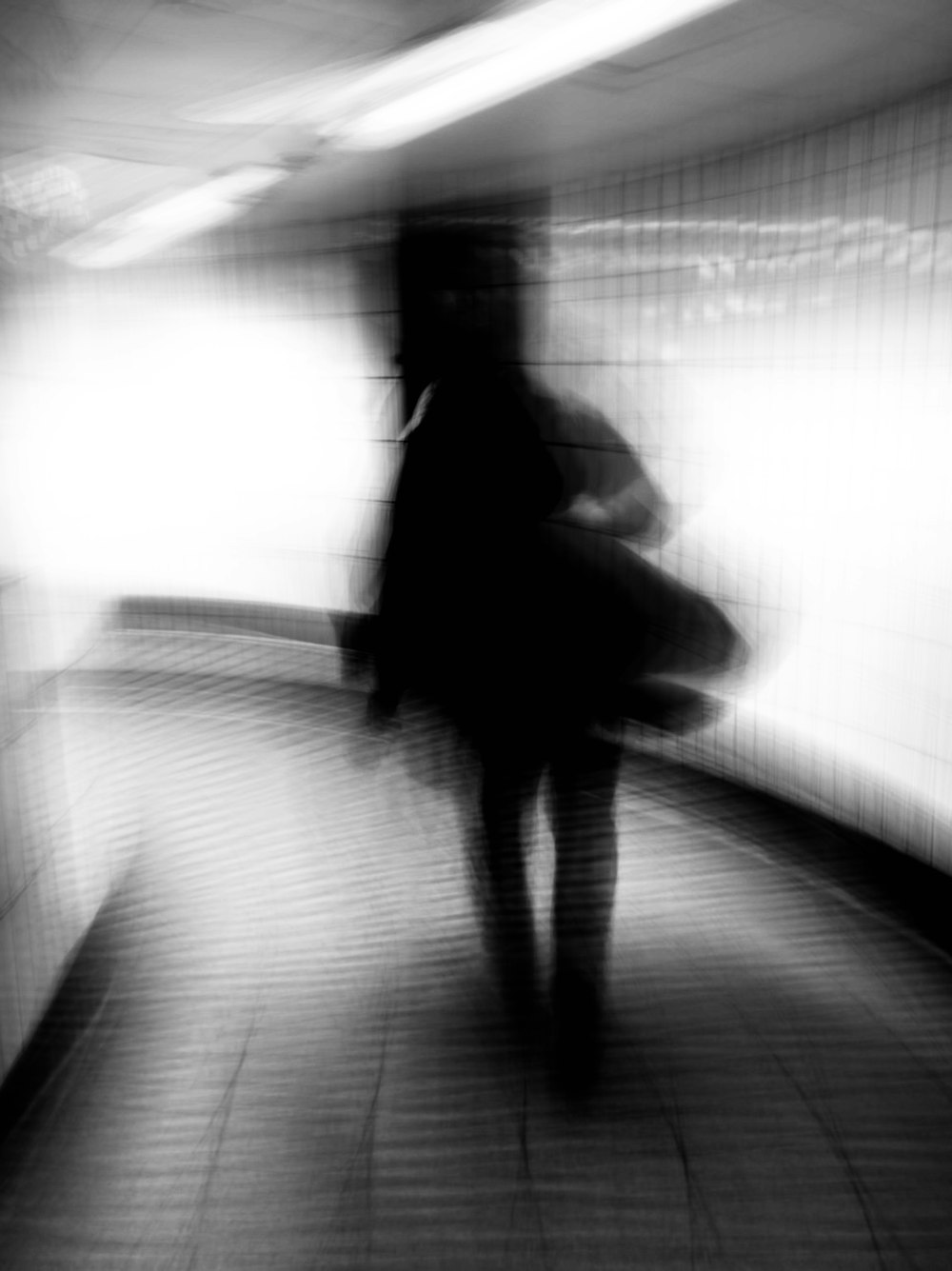 uma foto borrada de uma pessoa andando por um corredor