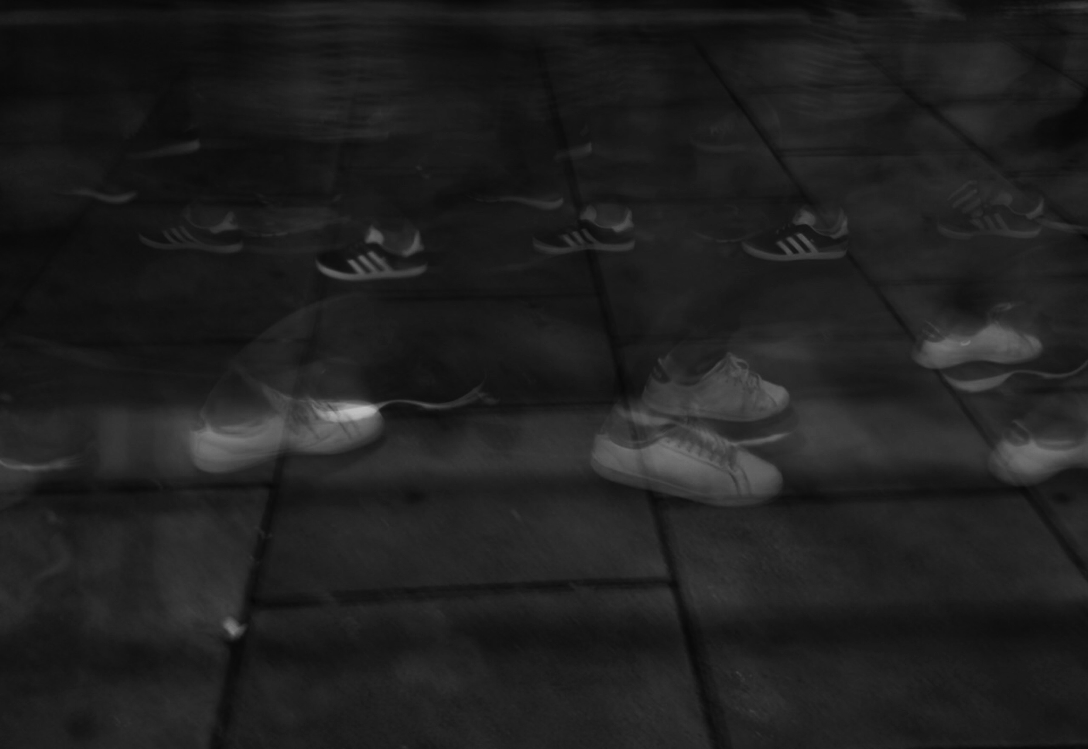 Una foto en blanco y negro de zapatillas de tenis