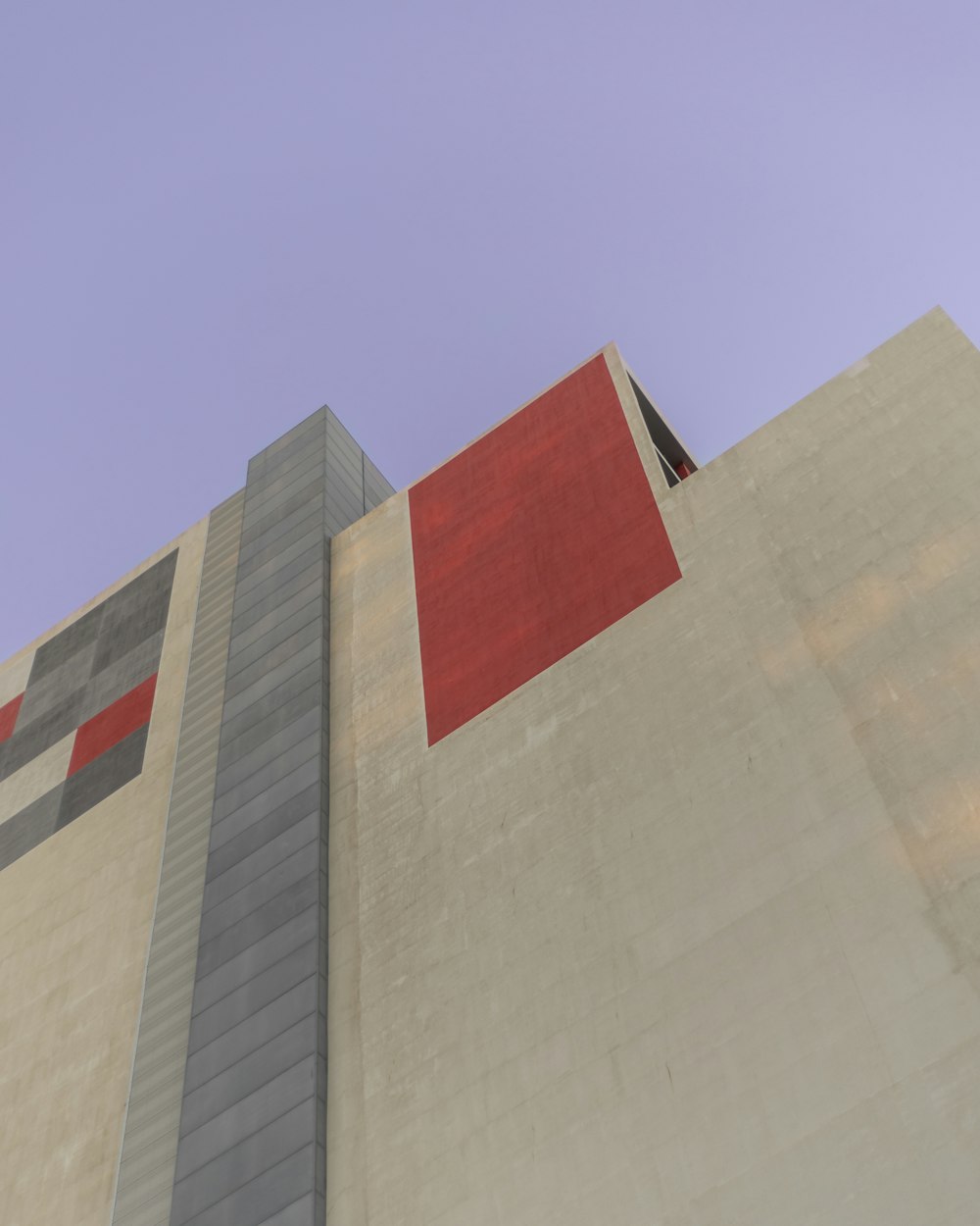 un grand bâtiment avec un drapeau rouge sur le côté