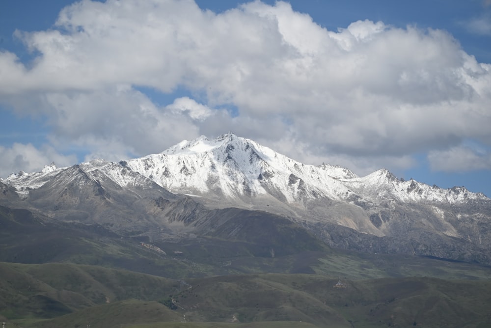 Una montaña cubierta de nieve se ve en la distancia