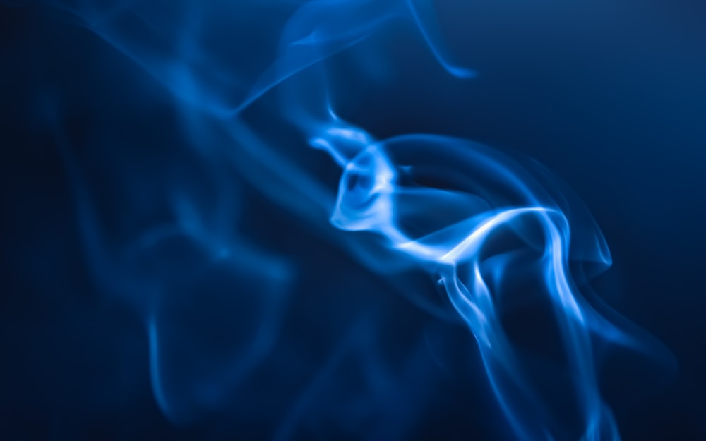 une texture de fumée bleue sur fond noir