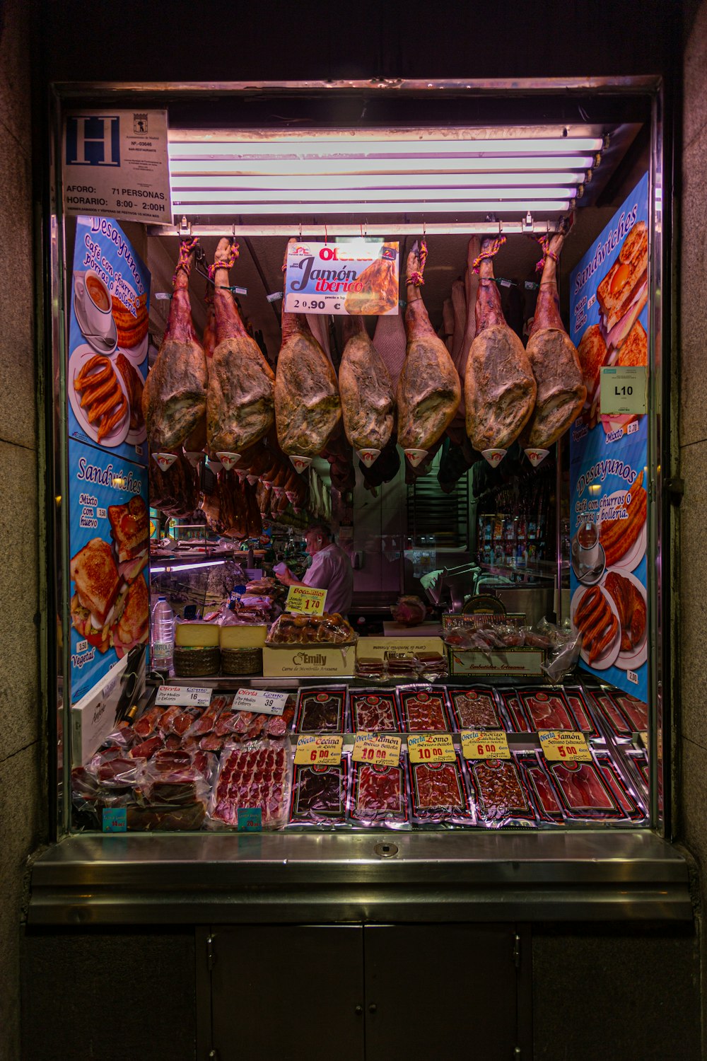 una carnicería con carne colgando del techo