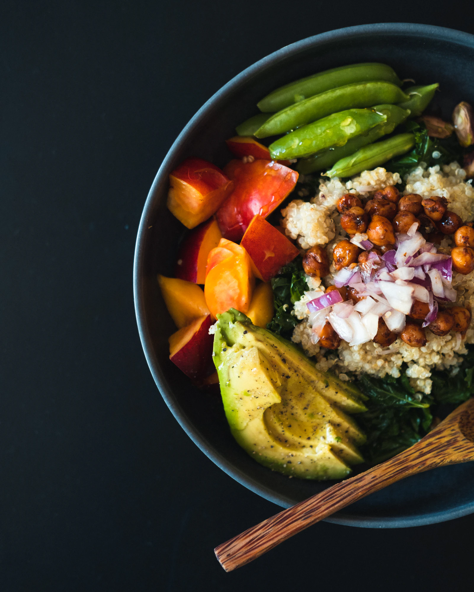 Bol de quinoa avec pois gourmands, avocat, pois chiches et fruits