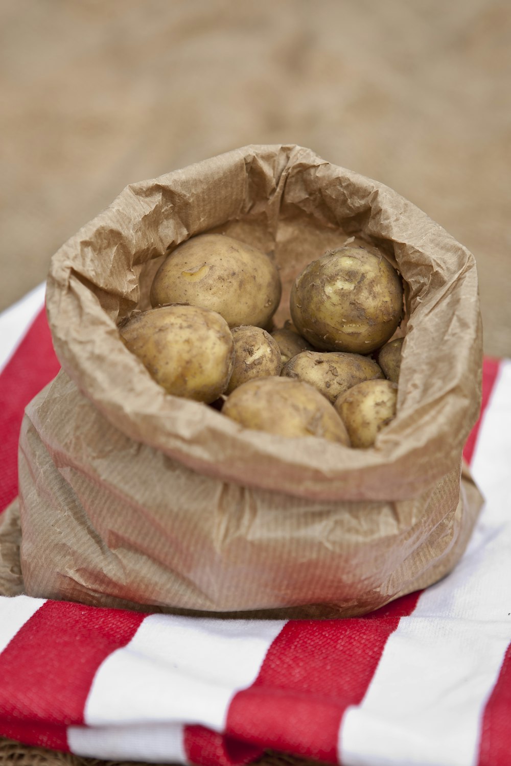 um saco cheio de batatas sentado em cima de uma mesa