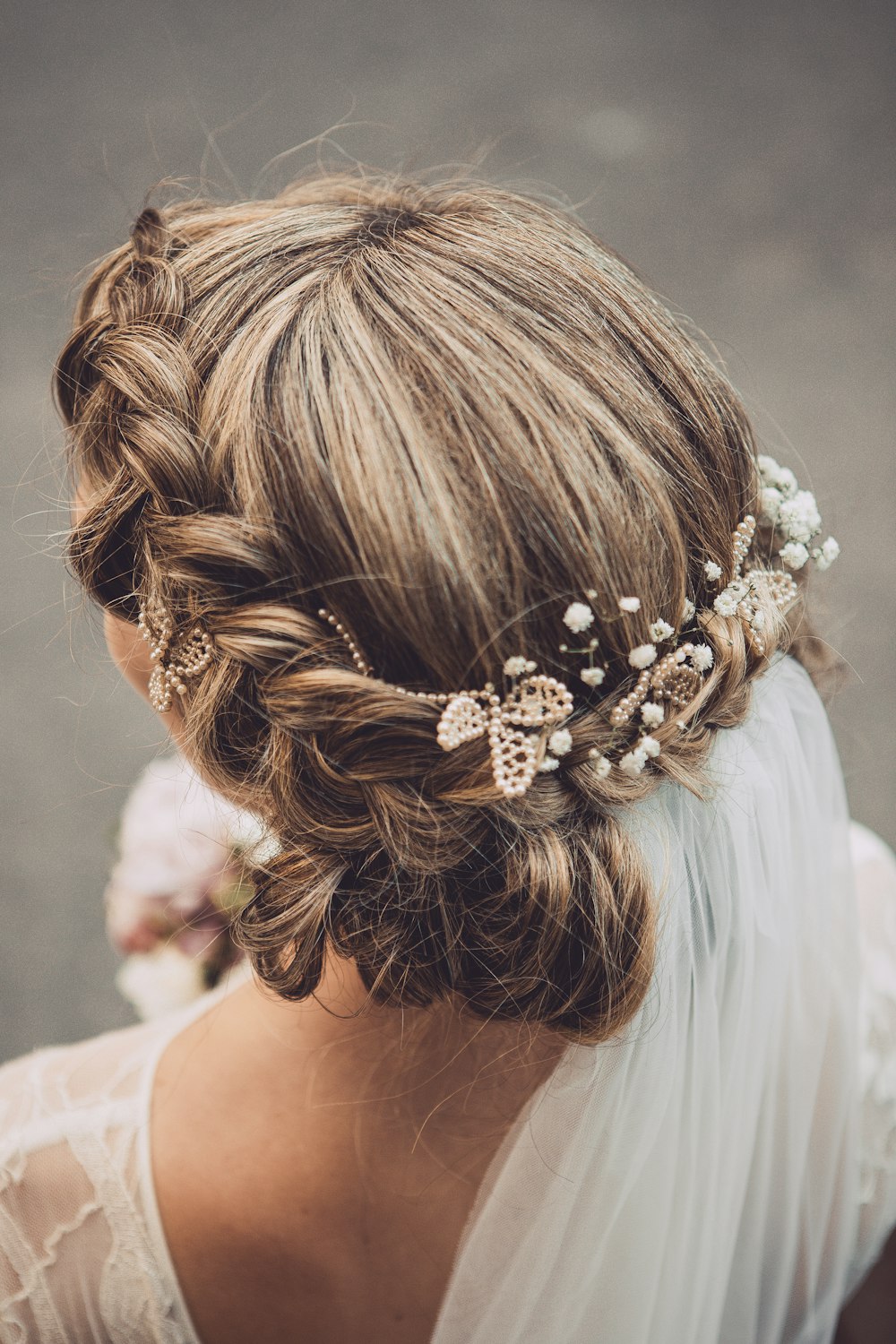 Eine Frau mit einem Hochzeitshaarkamm im Haar