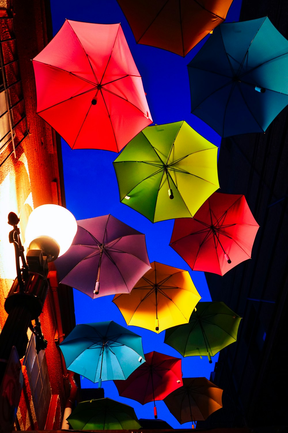 un tas de parapluies qui sont dans l’air