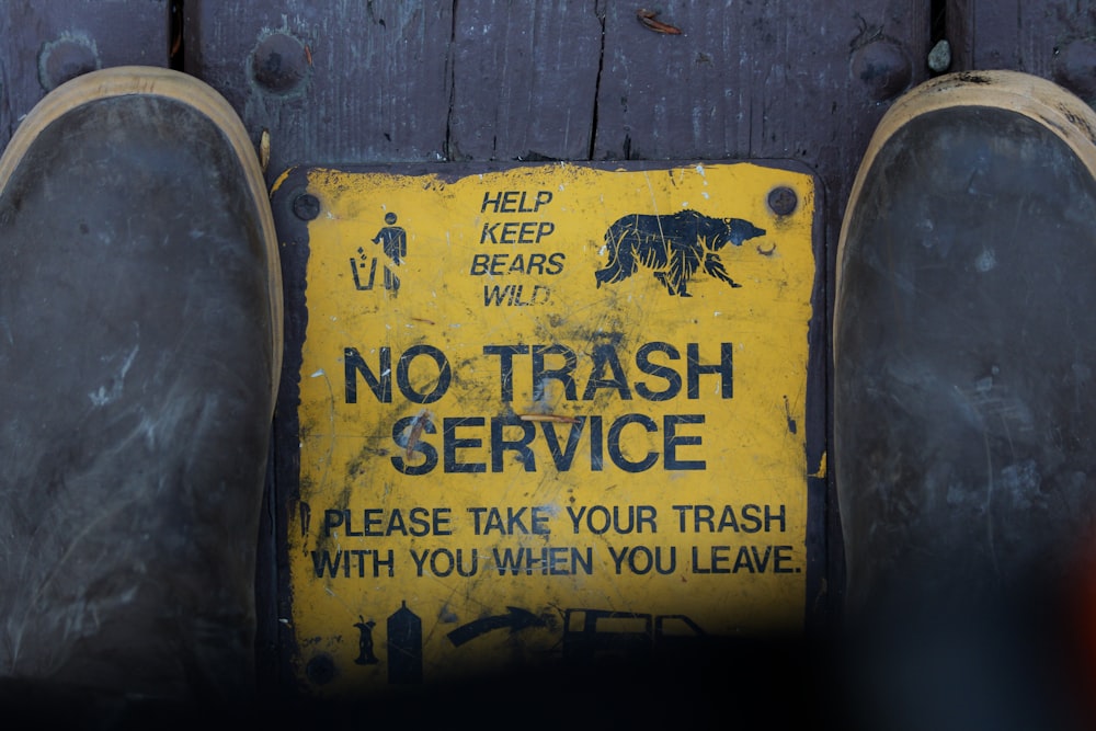 Un cartello di servizio no trash su una porta di legno