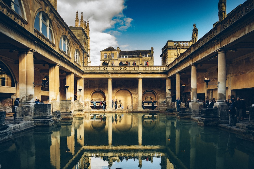 un grande edificio con una piscina nel mezzo di esso