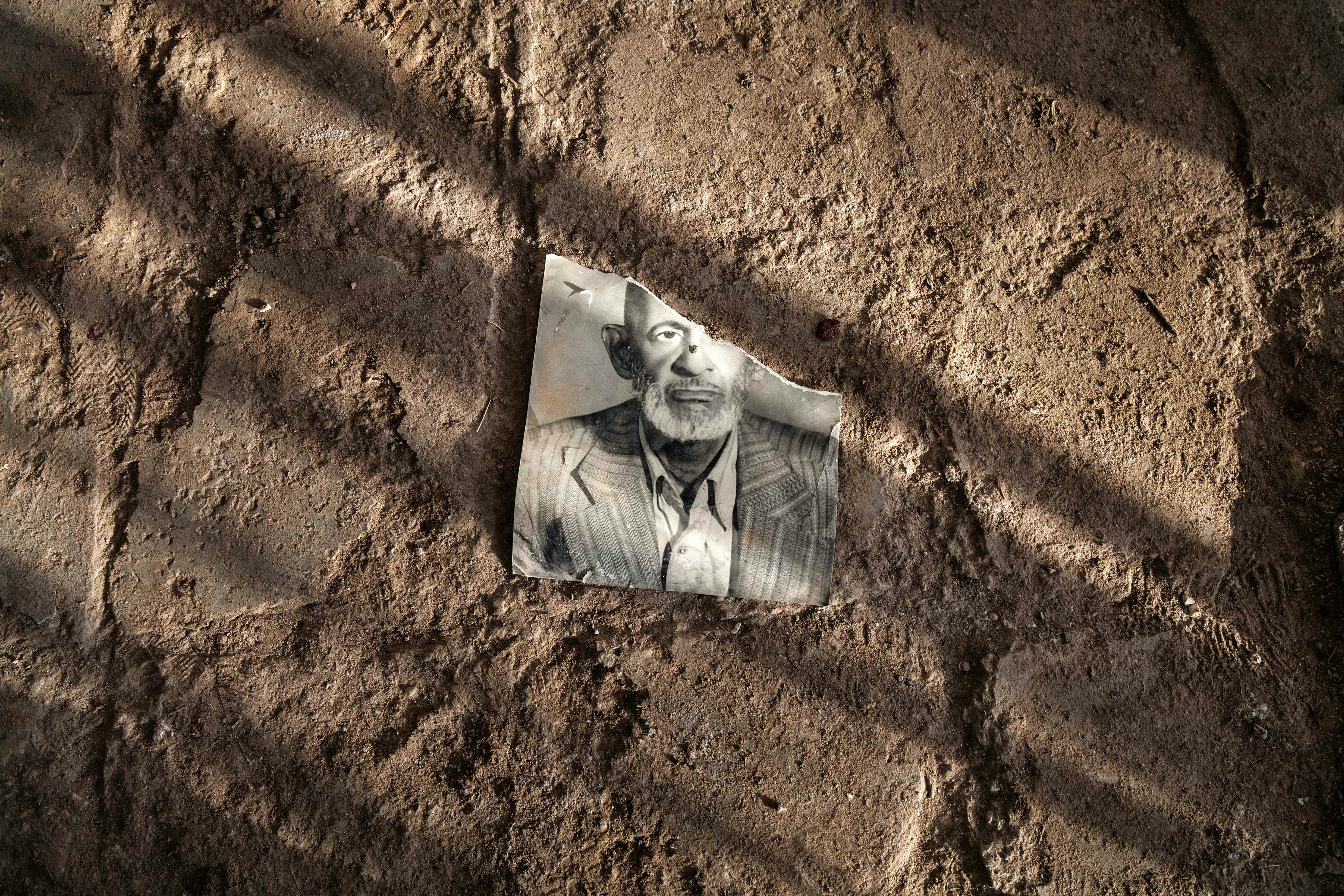 Una foto de un hombre en un pedazo de papel